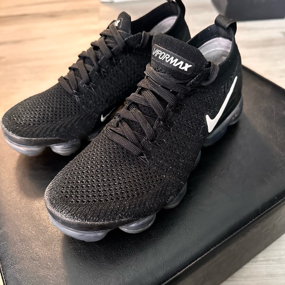 Nike Vapormax Flyknit 2 Women’s Black and White Athletic Shoes - Picture 2 of 7